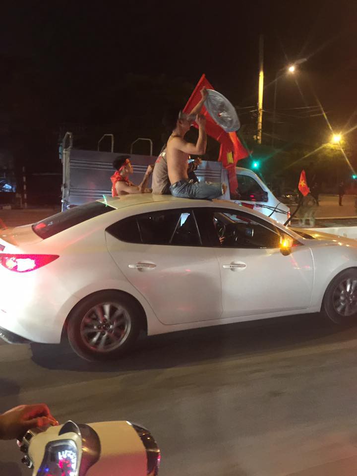 Cư dân mạng kiểm kê thiệt hại về xoong chảo sau đêm ăn mừng chiến thắng của U23 Việt Nam